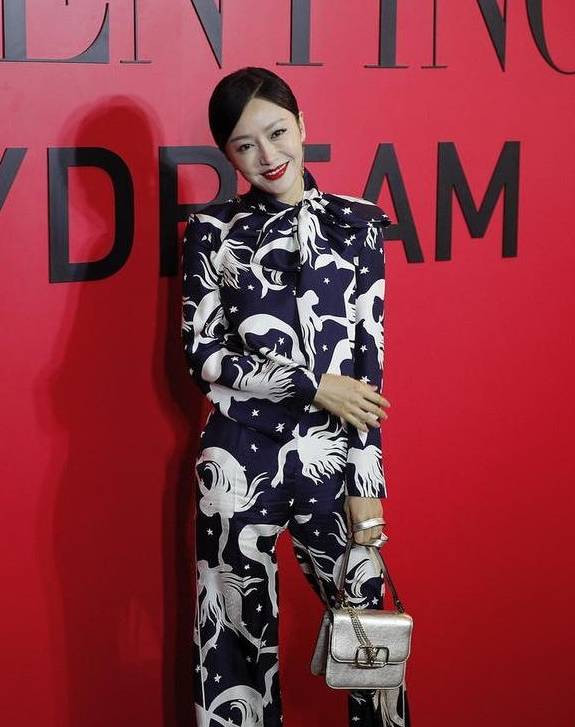 红唇|“白月光”秦岚参加活动，红唇美艳却是“歪嘴”，生图暴露缺陷