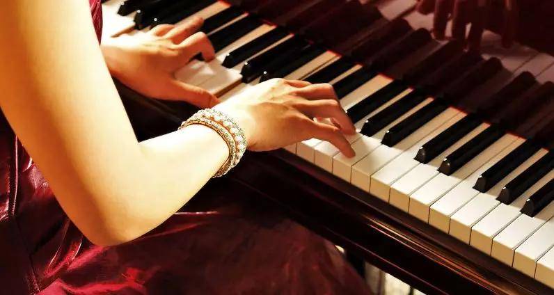 最简单的钢琴怎么弹又好听 513c2735a3f94ed9bf0c1c6dc0ba3359.jpeg