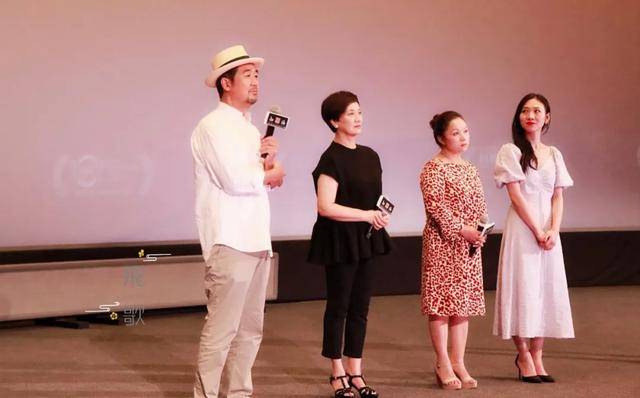 63岁邓婕状态超好穿一身黑登台演出气质优雅有皱纹老的真实