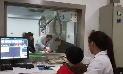 女孩|肾脏难怪被拖垮，大多数孩子都爱喝13岁女孩把此物当水喝