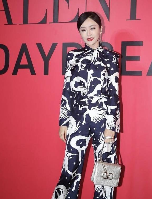 红唇|“白月光”秦岚参加活动，红唇美艳却是“歪嘴”，生图暴露缺陷