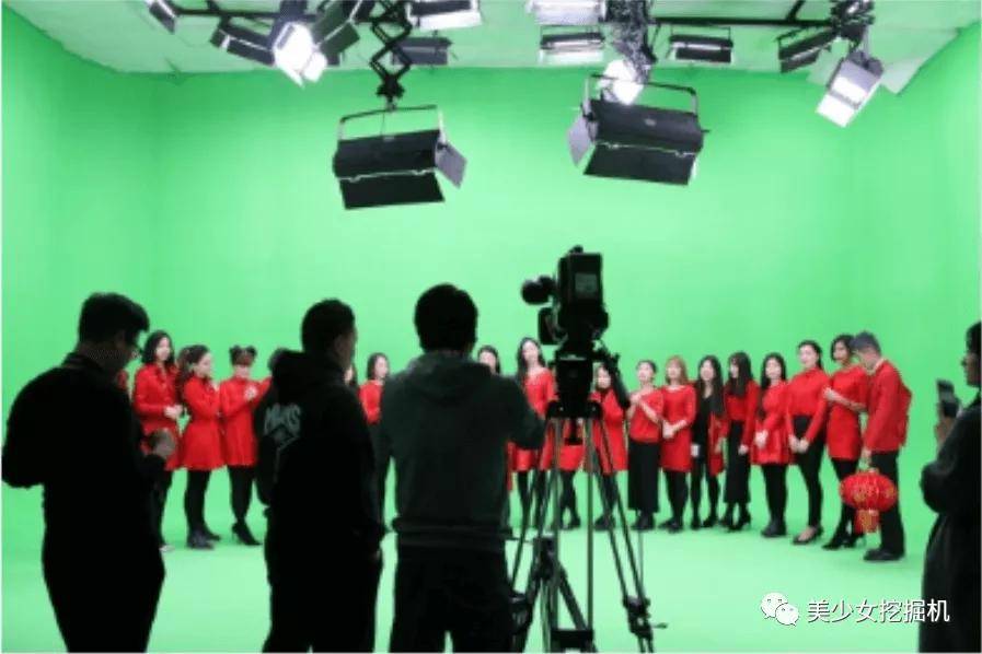 李佳琦|李佳琦年收入输给这个20岁的蛇精脸？她是卖烂脸面膜的骗子啊！