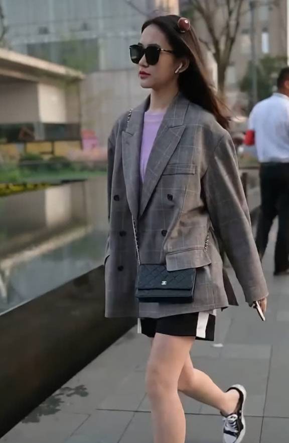 运动裤|“混搭风”悄然火起来了，西装＋运动裤，效果让人太惊喜了