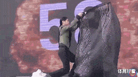 搞笑gif动态图片:生活不允许你在它面前嘚瑟