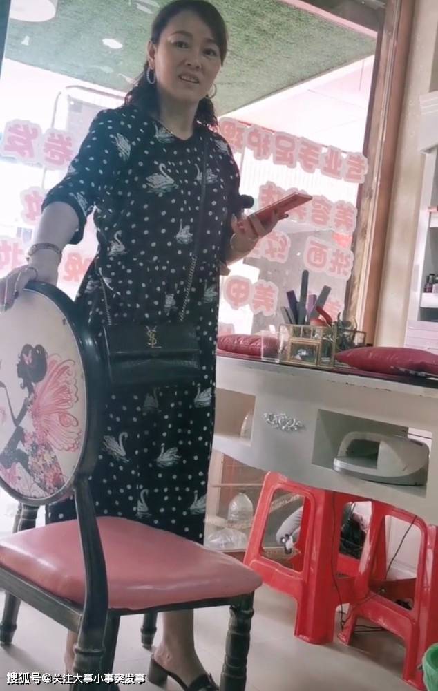 包戴|偶遇李佳琦妈妈做美甲,穿连衣裙雍容华贵,背名包戴名表尽显阔气