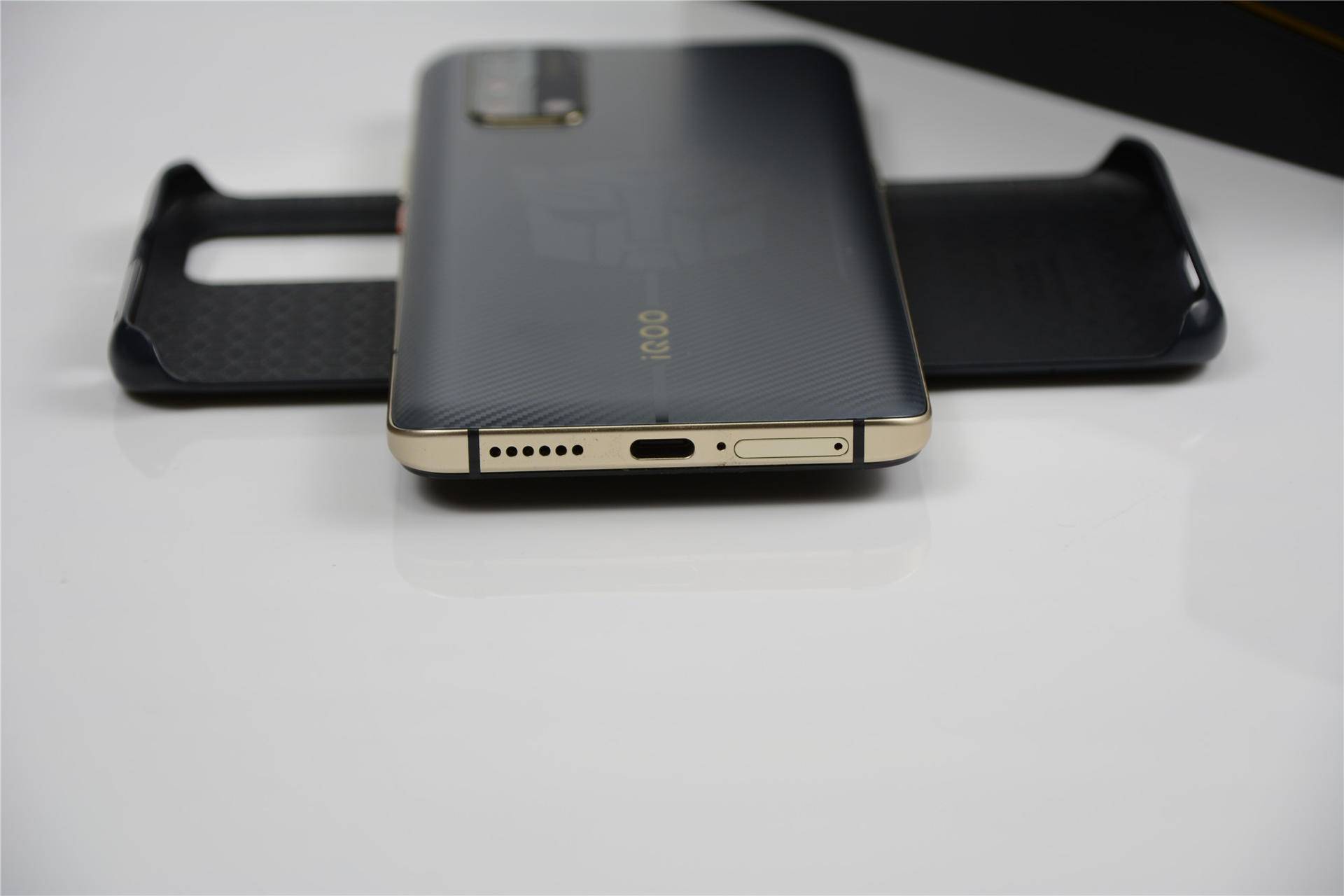 手感|iQOO 3变形金刚限量版，手感一流，要的就是这个范儿