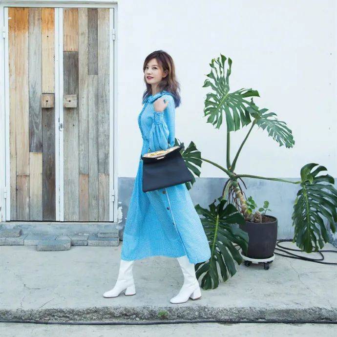 裙子|赵薇年纪越大越爱扮嫩了！嫩绿小裙子换上，怎么都看不出44岁了