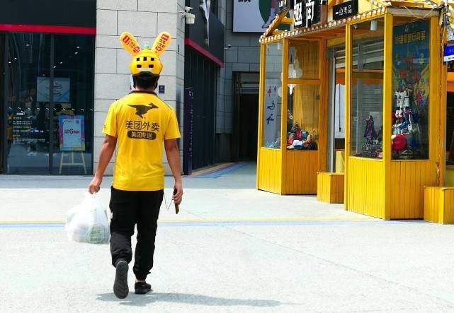 北京外卖小哥太辛苦了!一外卖小哥头盔上长出"袋鼠耳朵"!