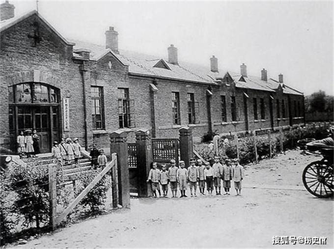 吉林老照片,1912年火车站排着等客的欧式马车