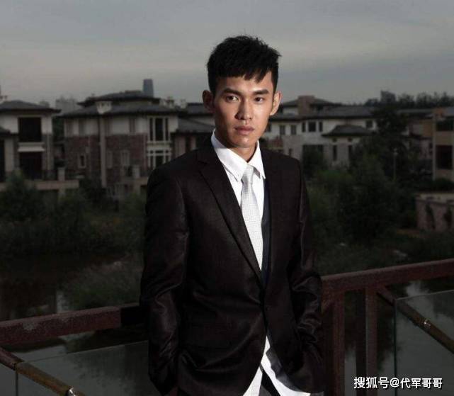 他19岁获金钟奖，被欧阳妮妮主动追求，如今32岁