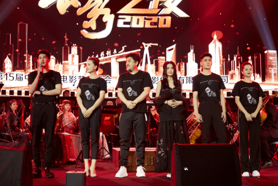 王尊受邀中国长春电影节 丝绒西装穿出超模范|王尊受邀中国长春电影节 丝绒西装穿出超模范