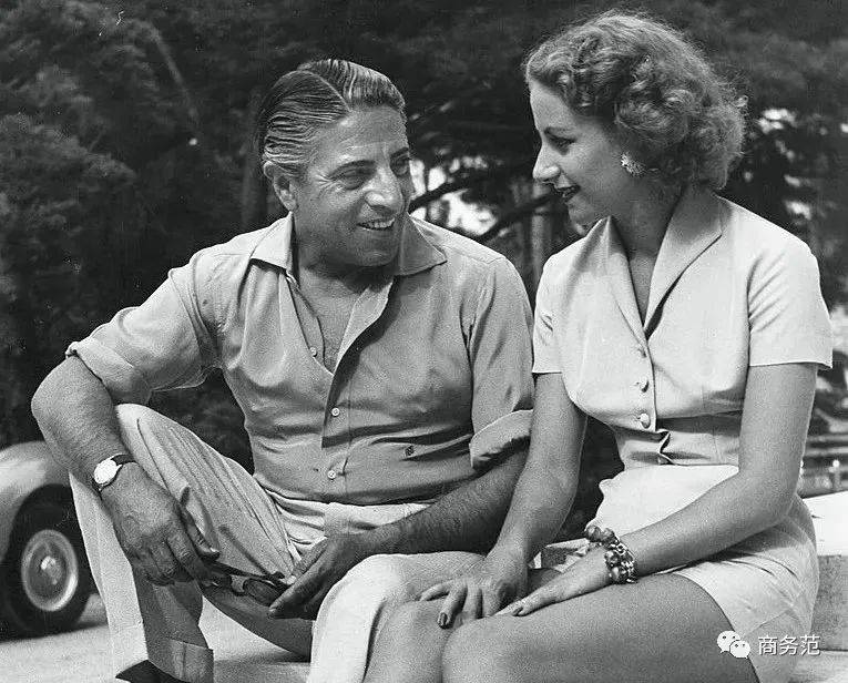 1946年12月,奥纳西斯迎娶了希腊老船王stavros g.