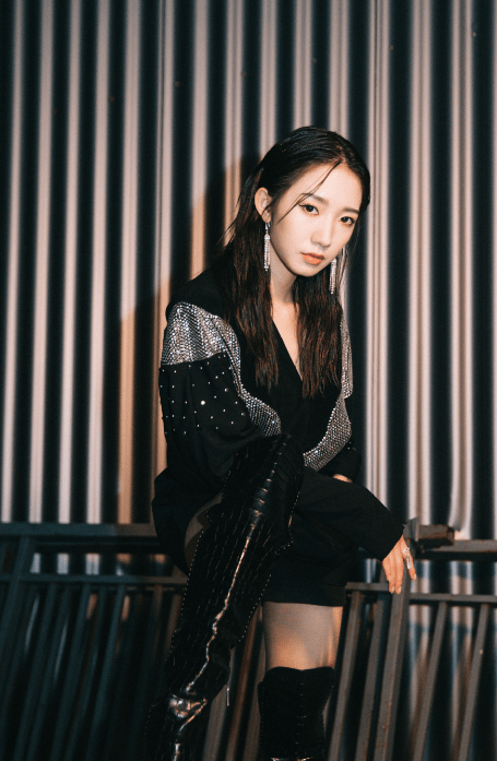 短裤|孟美岐不愧是“女团队长”,短裤秀出大长腿,个性低调超有范