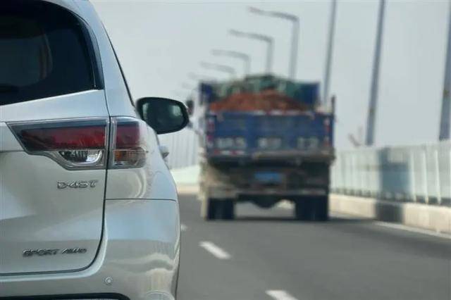 老司机开车为什么不走左侧道 a98cf4cb721b488a82c9714f89336ffb.jpeg