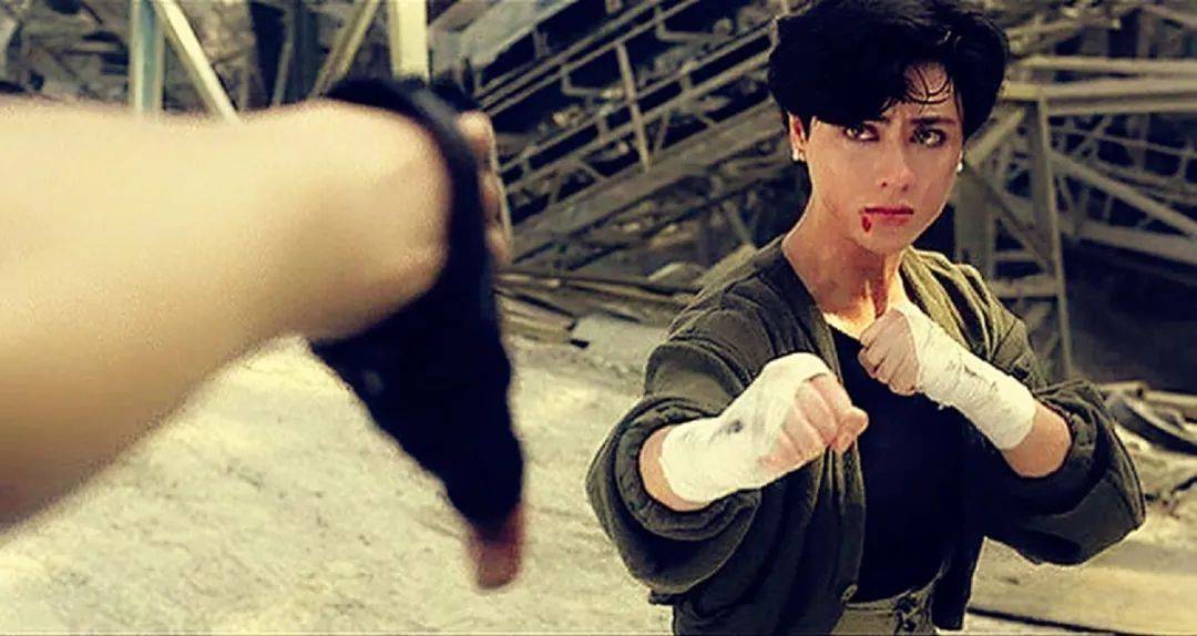 田伟强|原创为捧杨紫琼做明星,亿万富豪买下洪金宝公司,一部港片经典诞生了