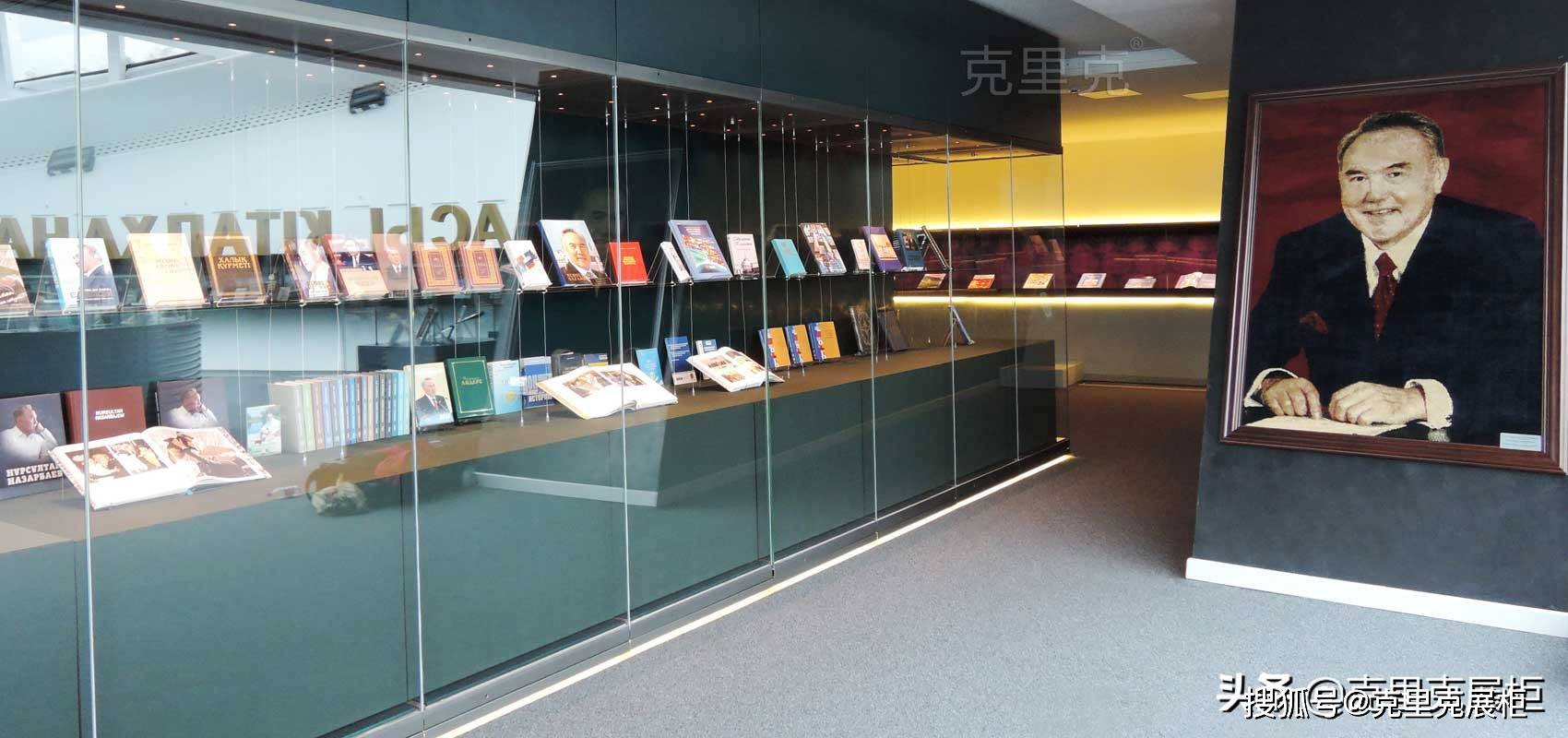 哈萨克斯坦总统图书管副馆长访问四川克里克展柜