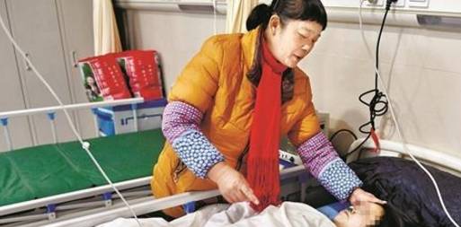 哥哥|出院后三个儿子都不管，女儿带回家愣住了妈生病花光了父亲遗产