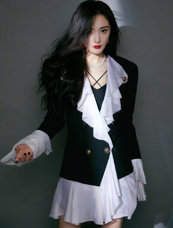 刘恺威|刘恺威抱女儿出行，小糯米正脸终公开，杨幂有无“整容”不言而喻