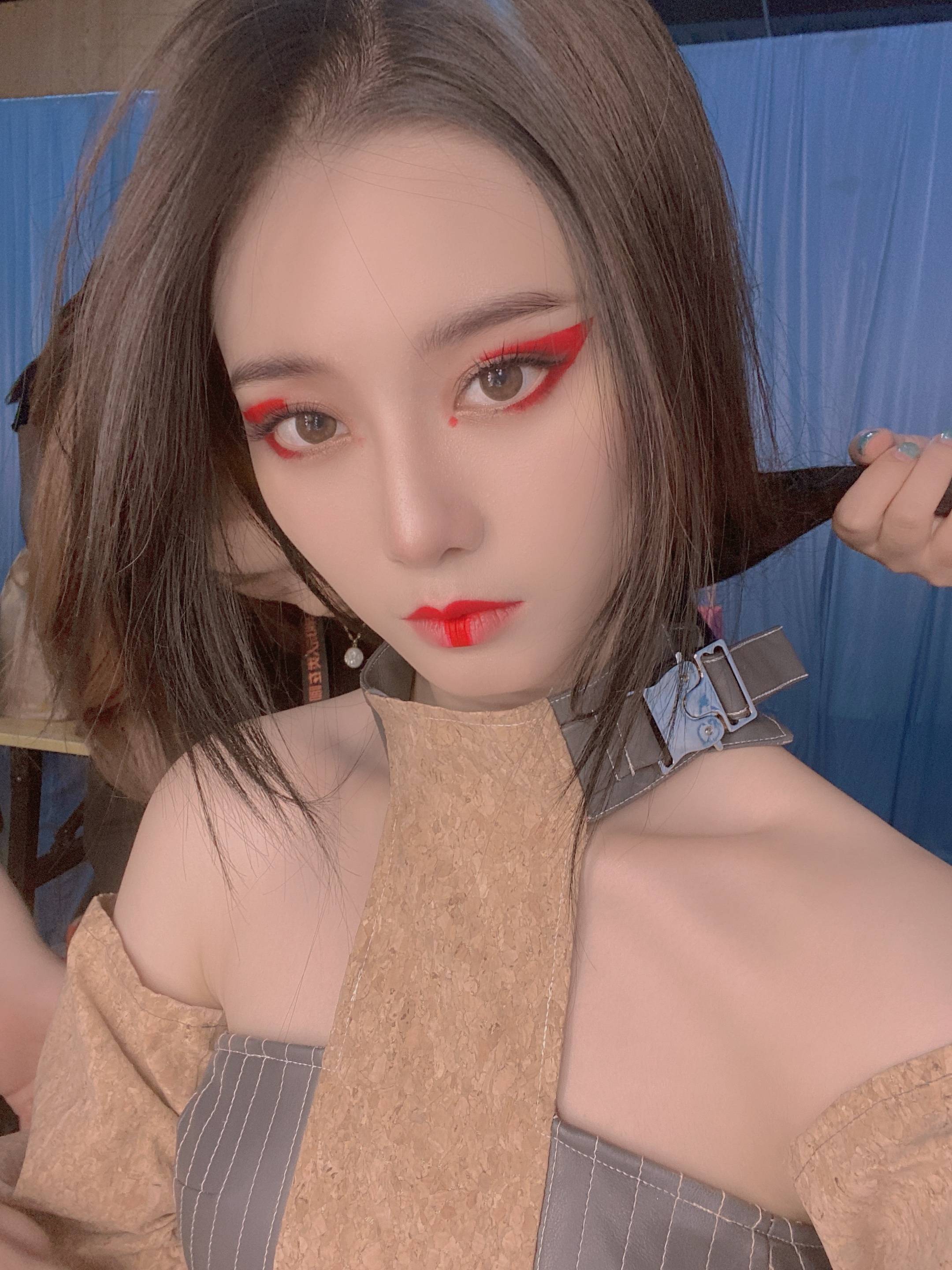 台风稳健|徐艺洋原始部落花瓣唇走秀，台风稳健气场全开，充满野性和力量感