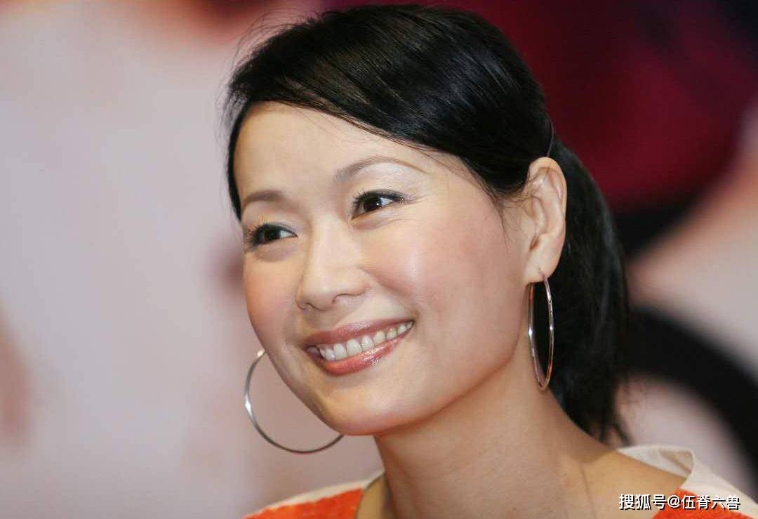 57岁叶童近况曝光，“素颜”显老态，被指不如旁