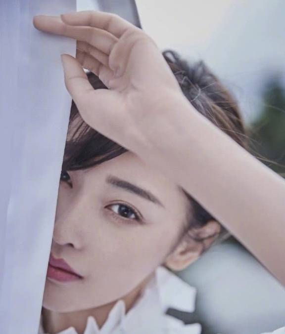 白裙|出道5年的张天爱越来越有范了！一袭白裙上身街拍美若“天仙”