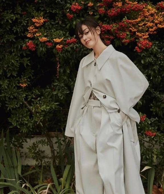 白裙|出道5年的张天爱越来越有范了！一袭白裙上身街拍美若“天仙”