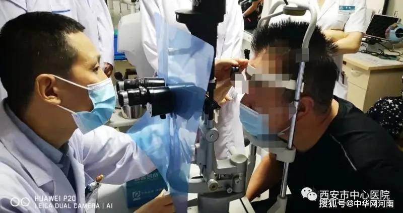 甘肃庆阳一男子给猪打针，猪嗷嗷跑了，针扎进