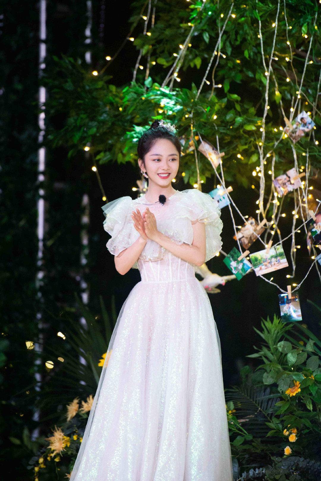 谭松韵|还为你的夏日发型烦恼吗？谭松韵、蔡依林、秀智都扎减龄丸子头!