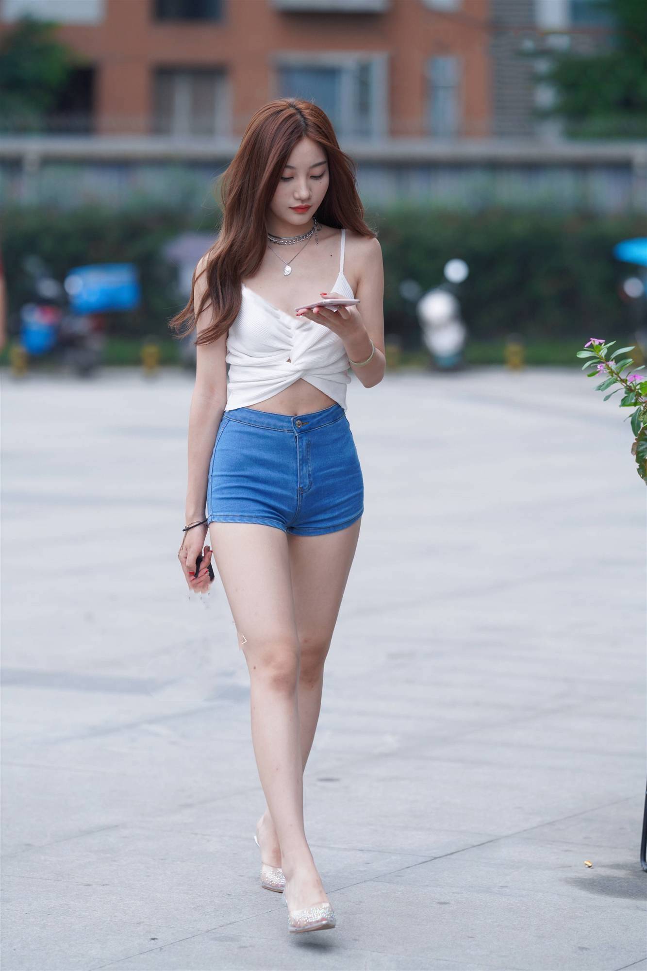 夏天穿什么颜色的裤子更显气质 5855b3db078b488597f296a4da423590.jpeg