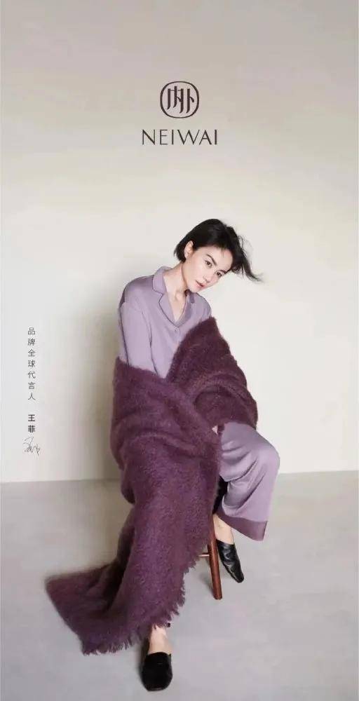 王菲挑染金发显叛逆,与马云同场朴素造型遮不住气场