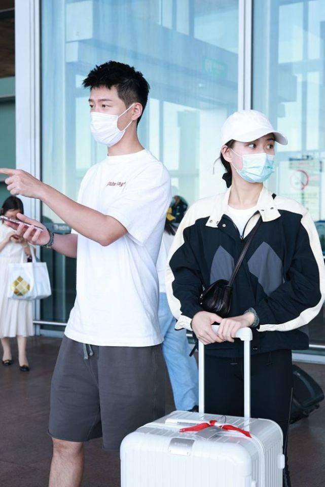 何超莲窦骁合体现身机场，赌王千金再现“望夫
