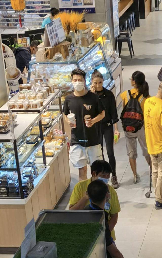 何超莲窦骁合体现身机场，赌王千金再现“望夫
