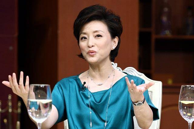 52岁的周涛和杨澜，都是著名主持人，不一样的年