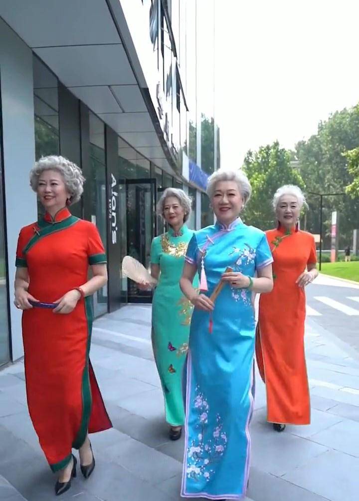 "老年闺蜜团"火了,80岁奶奶们穿旗袍惊艳时光,姜还是老的辣!