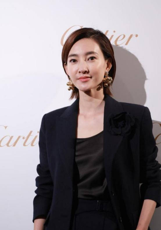 西装|王丽坤一身职场装出席活动，短发造型太显老，看着像40岁？