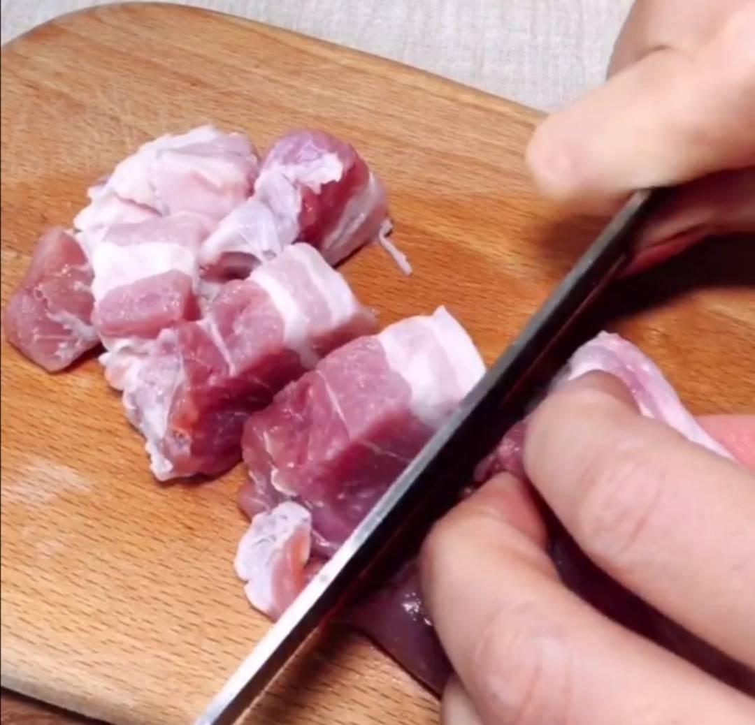 烧肉|最近餐桌上最火的一道菜【板栗烧肉】五花肉新吃法