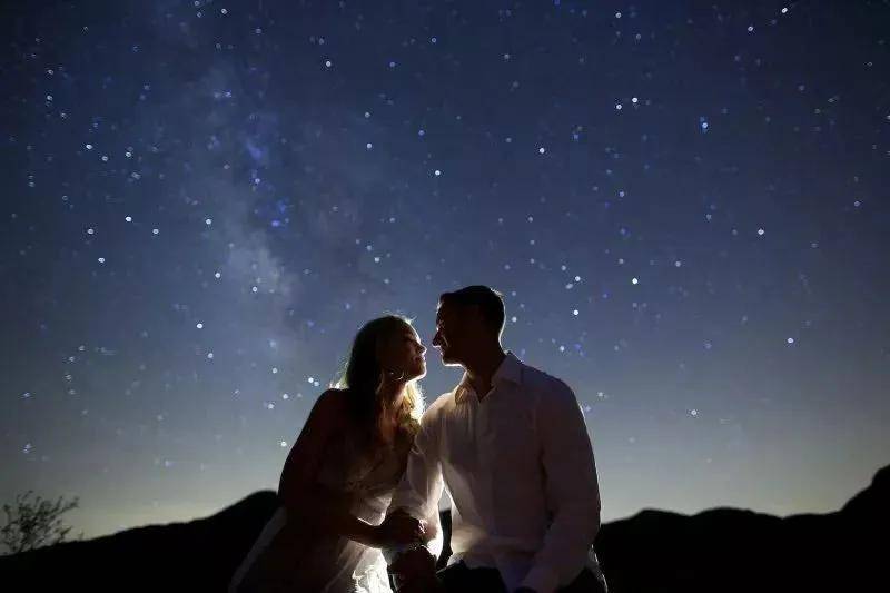 日本美星町专门打造了爱情广场,为情侣们提供在星空下举办婚礼的浪漫