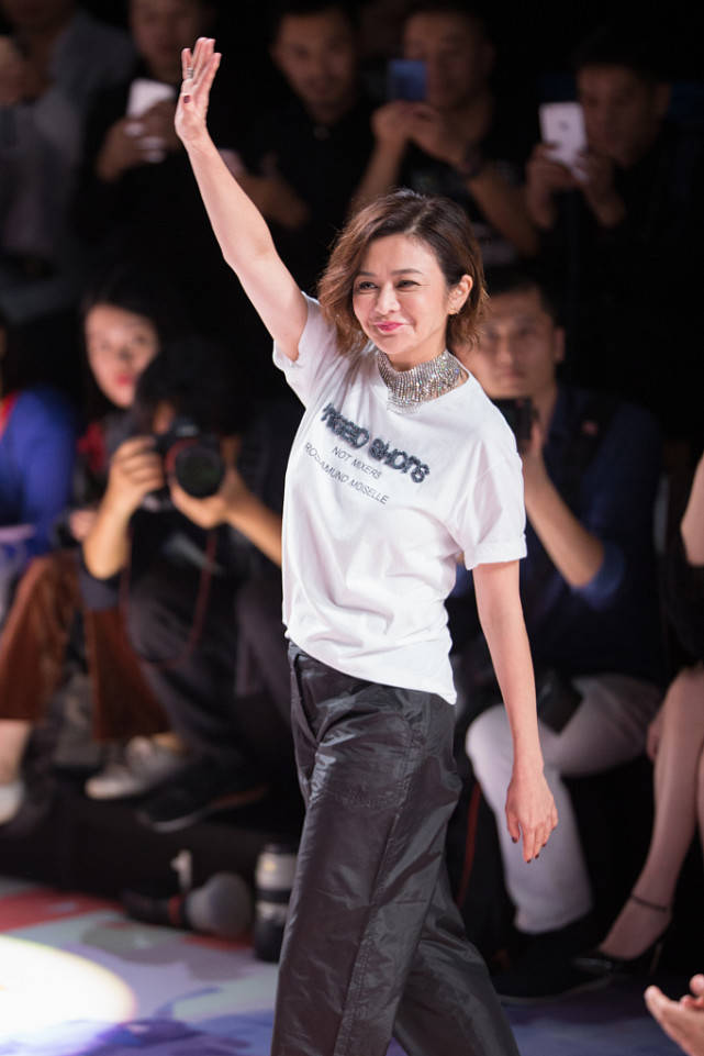 现在|真女神容颜也会老去，关之琳罕见公开露面，脸垮也有很多皱纹！