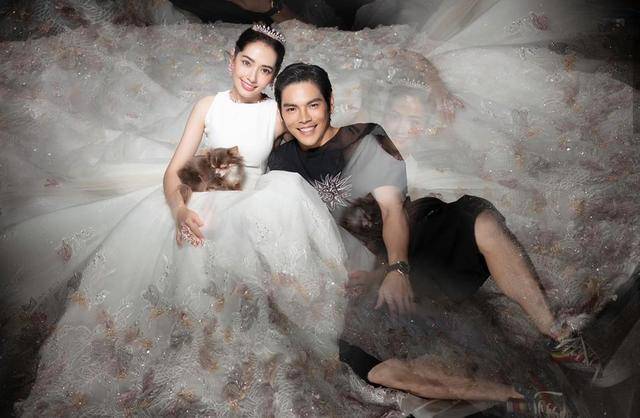 郭爸|原创向佐晒照庆祝结婚一周年，笑容幸福，力证与郭碧婷恩爱如初