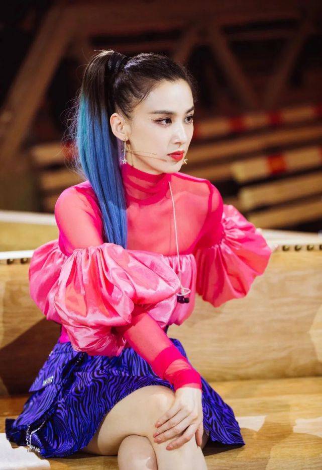 发型|挂耳染发型你尝试了吗？女星们纷纷挑战，减龄感十足有“女团味”