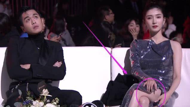 热巴|穿性感衣服?宋祖儿频繁捂胸,江疏影捂腿,看到热巴脱外套太美了