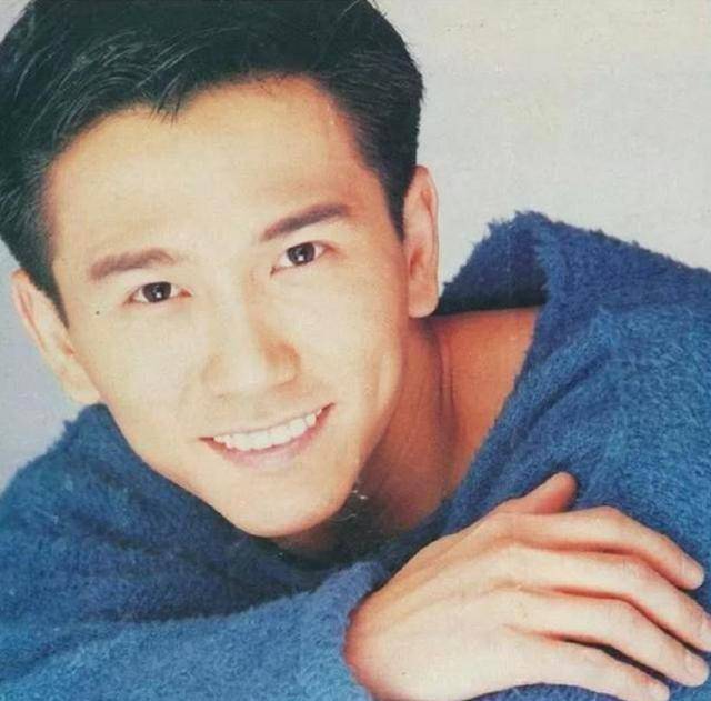 “小鲜肉鼻祖”温兆伦录视频耍帅，55岁依然有型