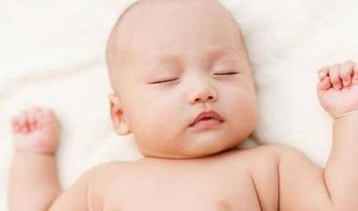 宝宝|宝宝睡觉一惊一乍是吓着了吗 新生儿睡觉一惊一惊就哭怎么缓解