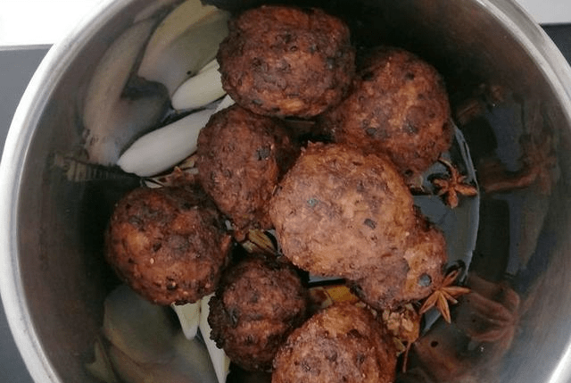 怎么做红烧狮子头嫩而不柴 b1463a0281ca4693938fff166fc8db38.png