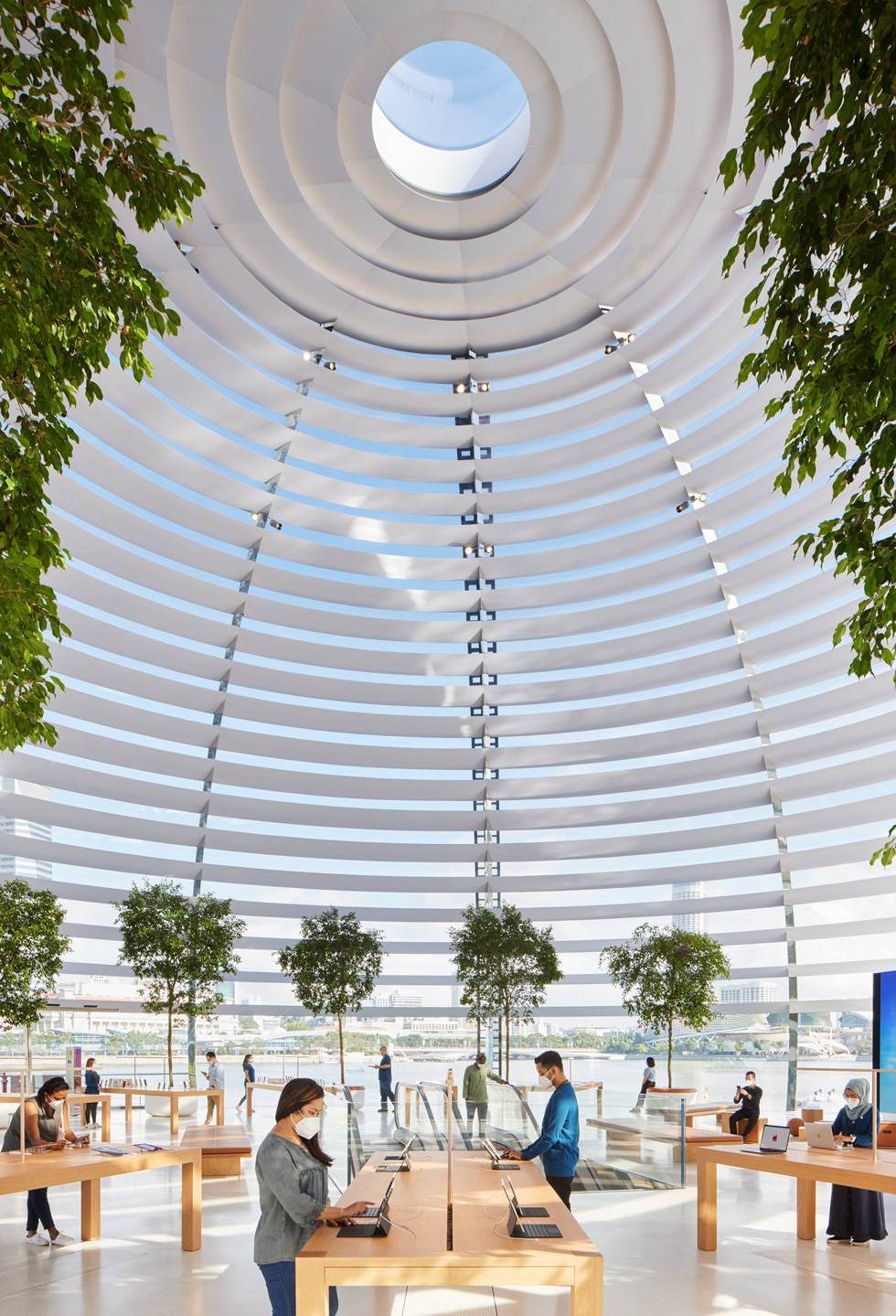苹果首家水上商店开业：水上透明穹顶，360度全景