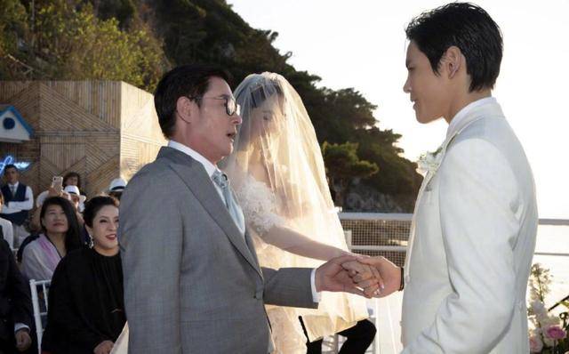 郭爸|原创向佐晒照庆祝结婚一周年，笑容幸福，力证与郭碧婷恩爱如初