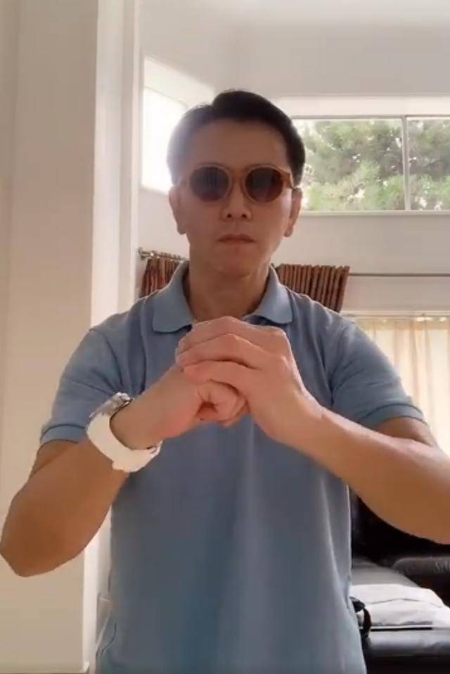 “小鲜肉鼻祖”温兆伦录视频耍帅，55岁依然有型