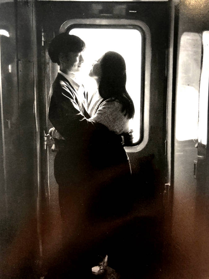 90年代热闹的绿皮火车:热恋中的情侣很甜蜜,漂亮女孩卧铺拉二胡