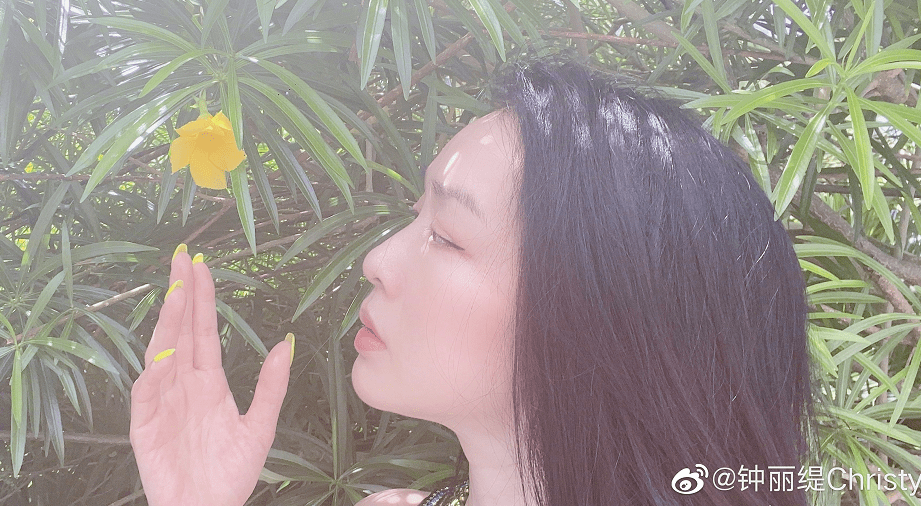 钟丽缇50岁生日将至，晒美照秀恩爱，皮肤吹弹可