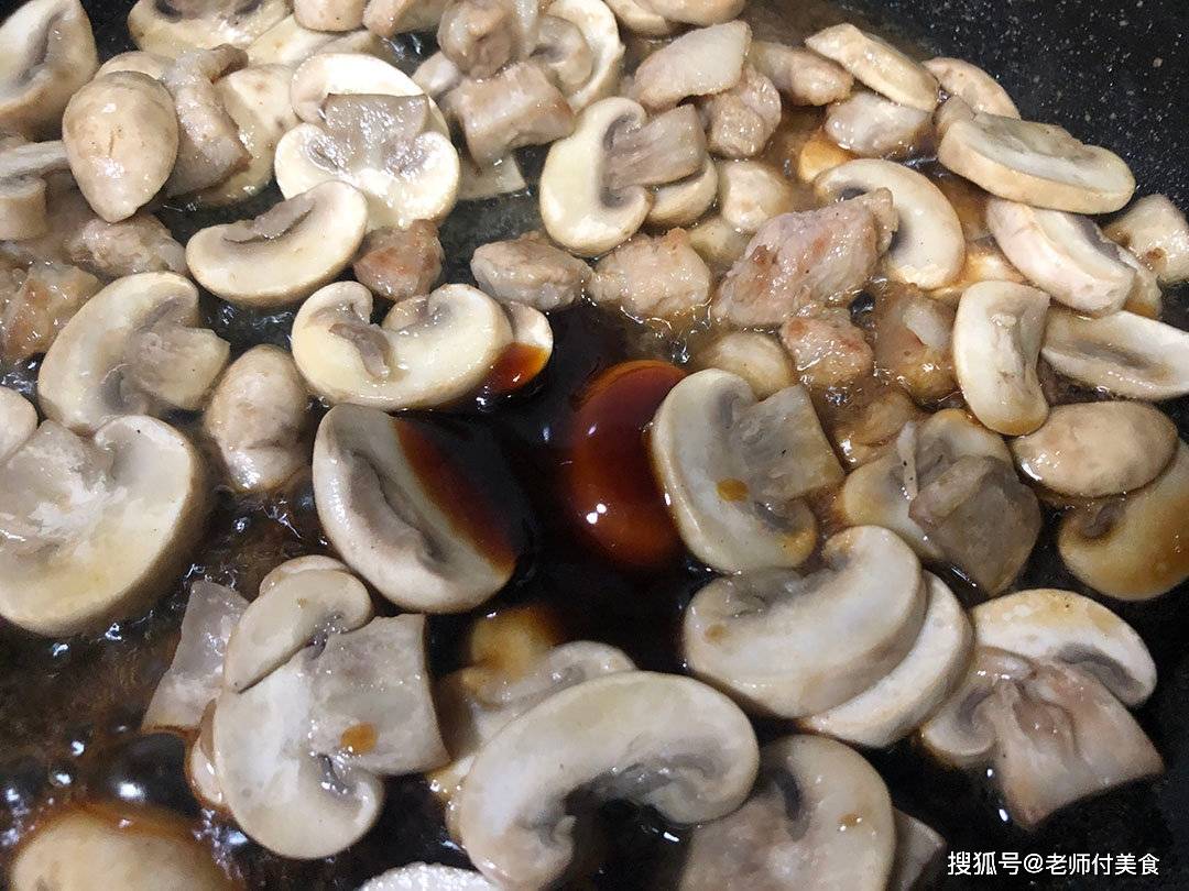 五花肉|一口咬下去，迟迟不忍咽下，回味无穷这样炒的口蘑真的是太香了